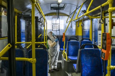 Tramvay parkının çalışanı Coronavirus COVID-19 'a karşı tramvay kulübesini dezenfekte ediyor. Kyiv, Ukrayna