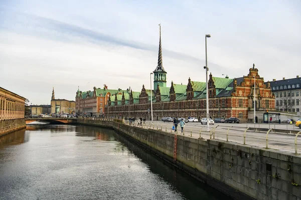 展望博尔森 在斯洛乔尔曼岛上建造哥本哈根股票交易所 丹麦哥本哈根 — 图库照片