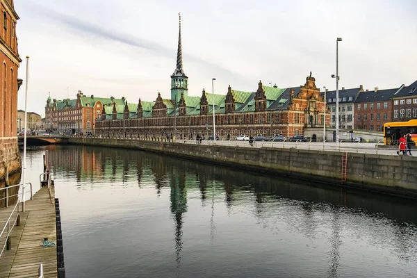 Vista Para Borsen Construção Bolsa Valores Copenhaga Ilha Slotsholmen Copenhaga — Fotografia de Stock