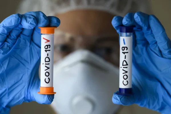 Védőruhában Kémcsöveket Tart Analízissel Fertőzött Nem Fertőzött Coronavirus Covid19 Gyel — Stock Fotó