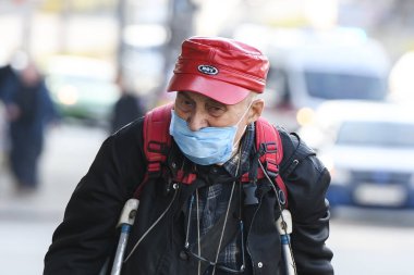 Ukrayna 'nın başkenti Kyiv' de Coronavirus COVID-19 'a karşı koruyucu maske takan yaşlı bir adam. 