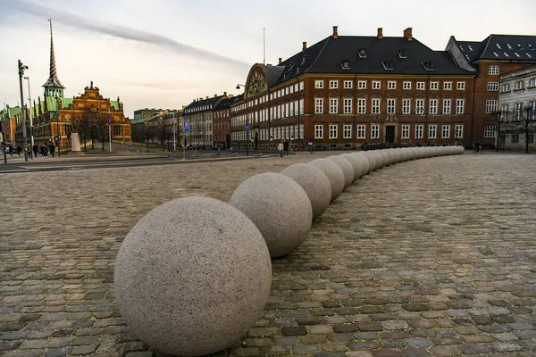 Grandes Esferas Pedra Decorativas Bolas Praça Palácio Christiansborg Copenhague Dinamarca — Fotografia de Stock
