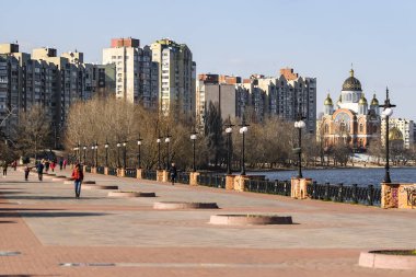 Ukrayna 'nın başkenti Kyiv' deki St. Pokrovskiy Katedrali 'ne ve Obolon rıhtımındaki apartmanlara bakın.. 