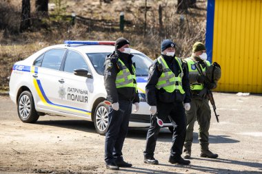 Koronavirüs COVID19 'u önlemek için Kyiv girişindeki polis karakolu karantinaya alındı. Kyiv, Ukrayna.