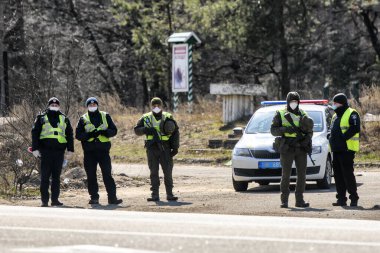 Koronavirüs COVID19 'u önlemek için Kyiv girişindeki polis karakolu karantinaya alındı. Kyiv, Ukrayna.