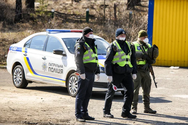 Koronavirüs COVID19 'u önlemek için Kyiv girişindeki polis karakolu karantinaya alındı. Kyiv, Ukrayna.