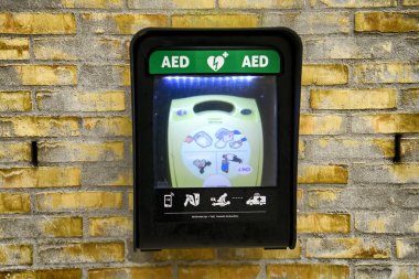 Halka açık bir yerde AED defibrilatörü yerleştirilmiş. Danimarka.
