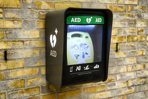 Halka açık bir yerde AED defibrilatörü yerleştirilmiş. Danimarka.