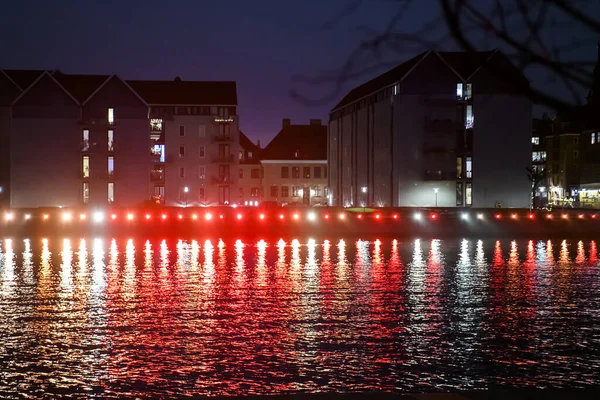 Widok Nocny Budynki Mieszkalne Nowoczesnej Architektury Kopenhadze Dania Refleksja Wodzie — Zdjęcie stockowe