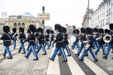 Kraliyet Muhafızları, Den Kongelige Livgarde, onur töreni sırasında yürüyüş yapıyor. Kopenhag, Danimarka.