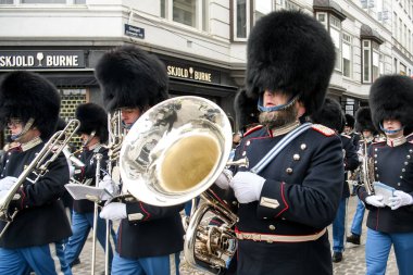 Kraliyet Muhafızları, Den Kongelige Livgarde, onur töreni sırasında yürüyüş yapıyor. Kopenhag, Danimarka.