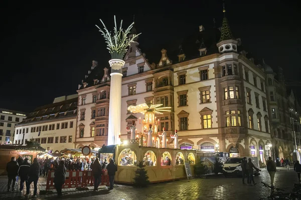 Натовп Людей Традиційній Різдвяній Ярмарці Біля Миколаїкірче Сутінках Лейпциг Німеччина — стокове фото
