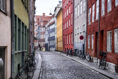 Danimarka 'nın Kopenhag şehrinin tarihi merkezindeki dar sokaklardaki antik binalar. 