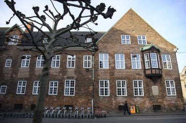 Danimarka 'nın Kopenhag şehrinin tarihi merkezindeki dar sokaklardaki antik binalar. 