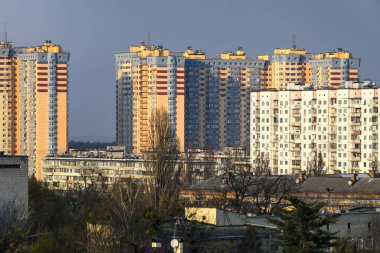 Çok katlı binaları olan Kyiv ilçesine bakın. Kyiv, Ukrayna. 