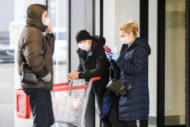 Koronavirüs COVID 'sine karşı koruyucu maskeli müşteriler Ukrayna' nın Kyiv kentindeki süpermarketlerin yakınında 19 t. 