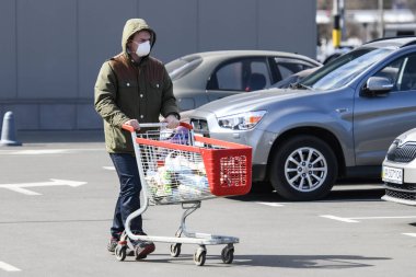 Koronavirüs COVID 'sine karşı koruyucu maskeli müşteri Ukrayna' nın Kyiv kentindeki süpermarketlerin 19 t yakınında.. 