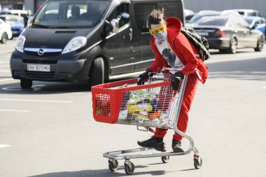 Koronavirüs COVID 'sine karşı koruyucu maskeli müşteri Ukrayna' nın Kyiv kentindeki süpermarketlerin 19 t yakınında.. 