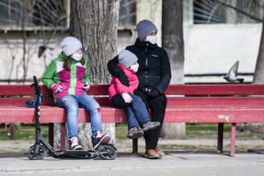 Ukrayna 'nın başkenti Kyiv' de Coronavirus COVID-19 'a karşı koruyucu maskeler takan kadın. 