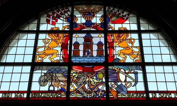 Danimarka Krallığı 'nın arması. Danimarka, Kopenhag belediye binasında vitrage penceresi.