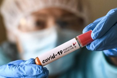 Koruyucu giysili kadın test tüpü tutuyor ve Coronavirus COVID virüsü kapmış. 19. Fotoğraf Çizimi.