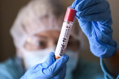 Koruyucu giysili kadın test tüpü tutuyor ve Coronavirus COVID virüsü kapmış. 19. Fotoğraf Çizimi.