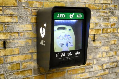Halka açık bir yerde AED defibrilatörü duvar monte edildi.
