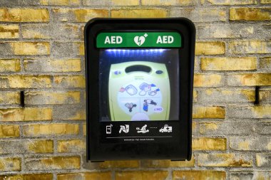 Halka açık bir yerde AED defibrilatörü duvar monte edildi.