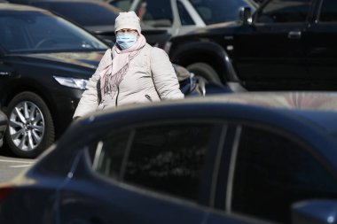 Koronavirüs COVID 19 'a karşı koruyucu maske takan kadın. Kyiv, Ukrayna. Mart 2020 