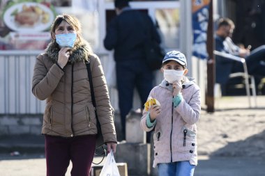 Ukrayna 'nın başkenti Kyiv' de Coronavirus COVID-19 'a karşı koruyucu maskeler takan insanlar. Mart 2020 