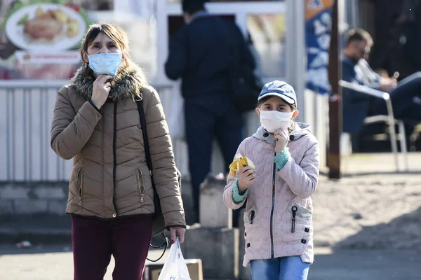 Люди в захисних масках проти коронавірусу COVID-19 на вулиці в Києві. Березень 2020 — стокове фото