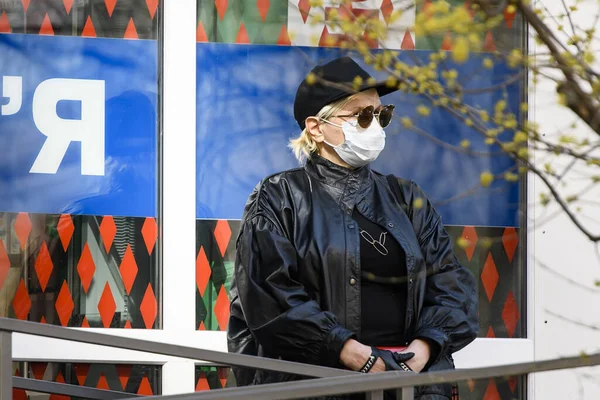 Жінка, одягнена в захисну маску, як запобіжний захід проти коронавірусу COVID 19. Київ, Україна. Березень 2020 — стокове фото