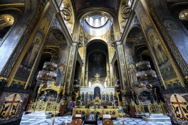 St. Volodymyr Katedrali 'nin içinde sunak ve fresklerin parçaları var. Kyiv, Ukrayna. 