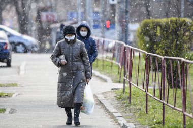 Koronavirüs COVID 19 'a karşı koruyucu maskeler takan kadınlar. Kyiv, Ukrayna. 