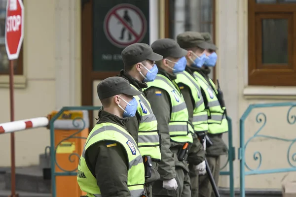 Поліцейські Стоять Варті Вході Києво Печерської Лаври Підтверджено Кілька Справ — стокове фото