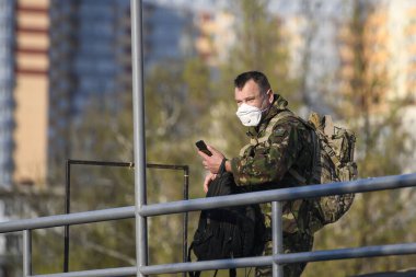 Koronavirüs COVID 19 'a karşı koruyucu maske takan adam Ukrayna' nın başkenti Kyiv 'de. 