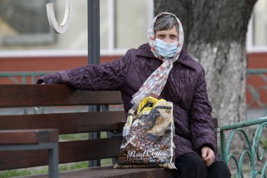 Koronavirüs COVID 19 'a karşı koruyucu maske takan kadın. Kyiv, Ukrayna. 