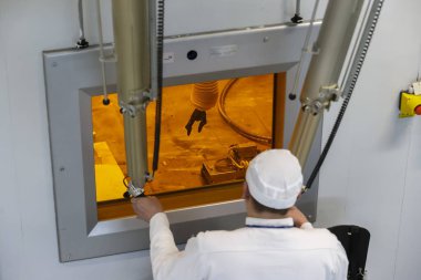 Çernobil nükleer santralindeki radyoaktif atıkların tedavisi için fabrikada çalışan bir işçi. Ukrayna.