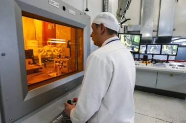 Çernobil nükleer santralindeki radyoaktif atıkların tedavisi için fabrikada çalışan bir işçi. Ukrayna.