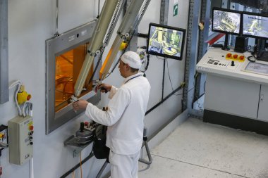 Çernobil nükleer santralindeki radyoaktif atıkların tedavisi için fabrikada çalışan bir işçi. Ukrayna.