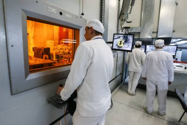 İşçiler Çernobil nükleer santralindeki radyoaktif atıkların tedavisi için fabrikada çalışıyorlar. Ukrayna.