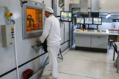 Çernobil nükleer santralindeki radyoaktif atıkların tedavisi için fabrikada çalışan bir işçi. Ukrayna.