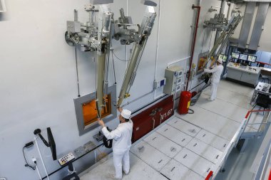 İşçiler Çernobil nükleer santralindeki radyoaktif atıkların tedavisi için fabrikada çalışıyorlar. Ukrayna.