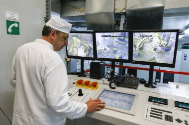 Çernobil nükleer santralindeki radyoaktif atıkların tedavisi için fabrikada çalışan bir işçi. Ukrayna.