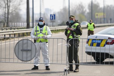 Ukrayna, Kyiv 'deki COVID-19 salgını sırasında polis ve ulusal muhafızlar kontrol noktasında bekliyorlar.. 