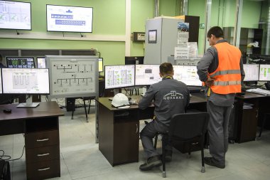 İşçi, Çernobil Nükleer Santrali 'nin 4. bloğunu kapsayan yeni Güvenli Hapis Merkezi' nde çalışıyor. Ukrayna. 
