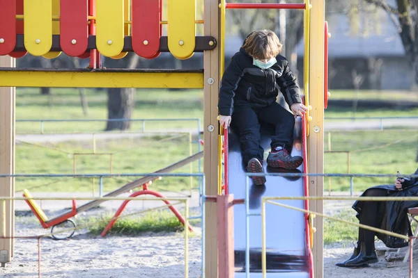 Dítě Ochranné Masce Proti Koronaviru Covid Hraje Hřišti Kyjevě Ukrajina — Stock fotografie