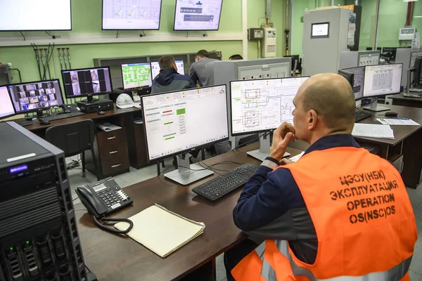 İşçi, Çernobil Nükleer Santrali 'nin 4. bloğunu kapsayan yeni Güvenli Hapis Merkezi' nde çalışıyor. Ukrayna. 