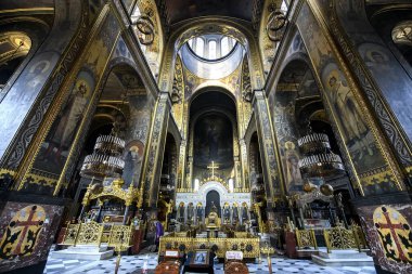 St. Volodymyr Katedrali 'nin içinde sunak ve fresklerin parçaları var. Kyiv, Ukrayna. 