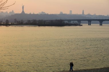Gün batımında Dinyeper Nehri 'nin ve Kyiv' in sağ yakasının üzerindeki sol kıyıdan görüntüyü al. Ukrayna.